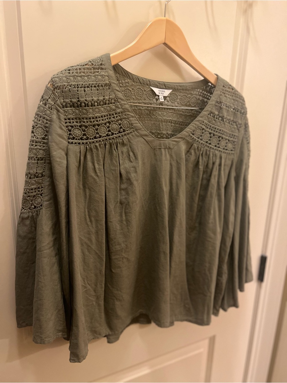 crown & ivy Olive Green Crochet Yoke V-Neck Tunic Medium